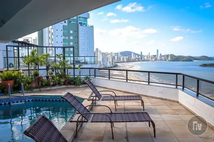 Cobertura Frente Mar com Terraço e Piscina no Centro Balneário Camboriú