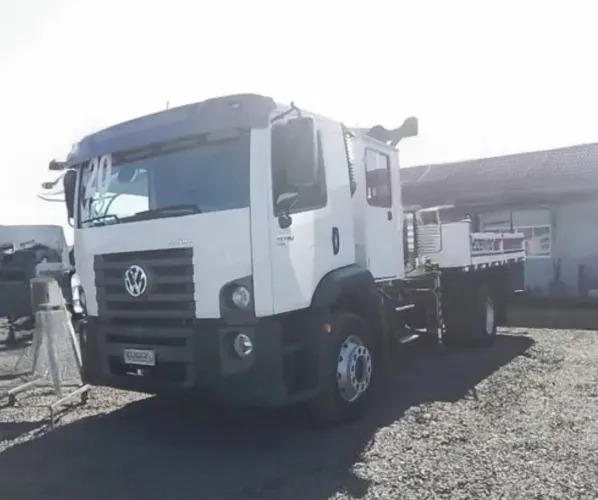 VW 17.190 ano 2020 com 26.400 km, cabine suplementar, munck e carroceria de ferro