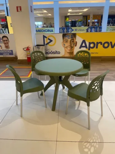 Mesa redonda verde com 4 cadeiras de alumínio e plástico resistente/ tenho 3 conjuntos