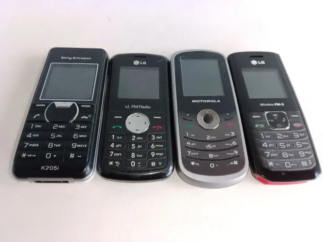 Lot. Com 04 celulares antigos