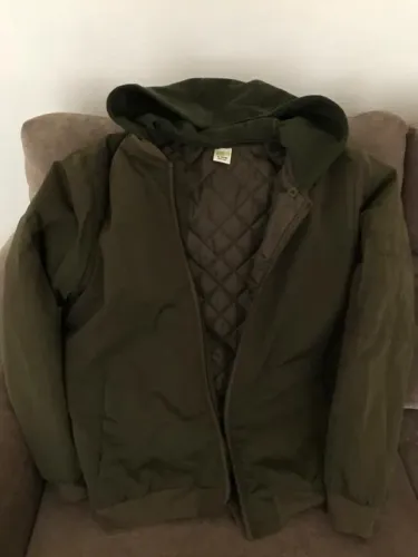 Jaqueta infanto juvenil verde militar com capuz, impermeável e acolchoada. 