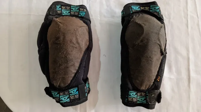 Joelheiras Race Face ambush com D30