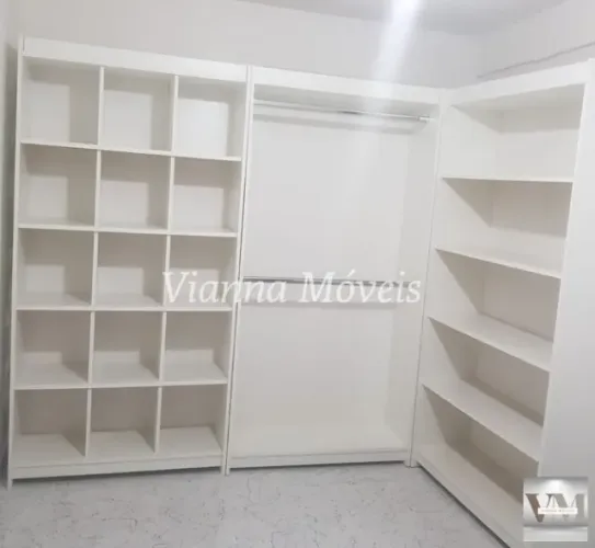 Closet-Loja Colmeia + Cabideiro Duplo + Prateleiras