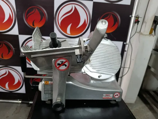 Cortador de frios semi automático 220 volts lâmina de 30 cm marca Prix usado