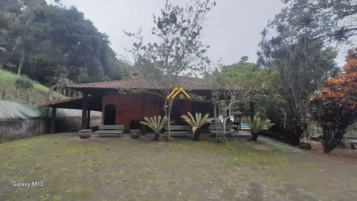 Sítio de Alto Padrão com Fonte de Água Mineral Fluoretada, Casas, Lazer Completo e Grande 