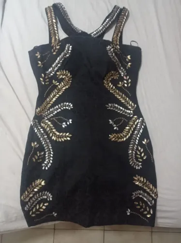 Vestido preto com detalhes dourados e prateados