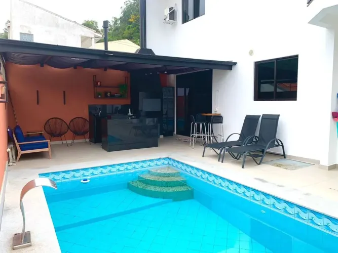 Casa com piscina e 4 quartos à venda em Florianópolis/SC.