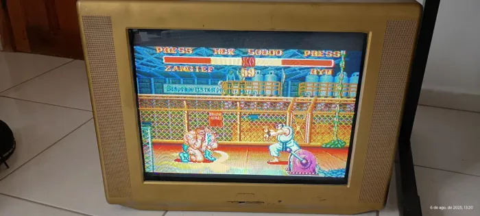 TV Aiko de tubo 20 polegadas com design retrô