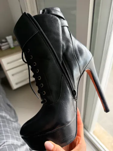 Bota santa Lolla salto fino e meia pata. Com cadarço. Bem alta e muito maravilhosa