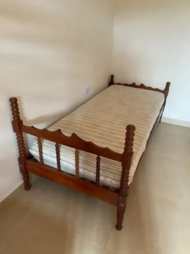 Cama solteiro madeira com colchão