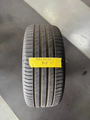 Pneu 225/40/19 delinte 