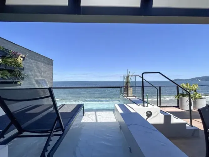OPORTUNIDADE FRENTE MAR NA PRAIA BRAVA 3suítes, 4 bwc, 2vg, lazer completo com ROOFTOP