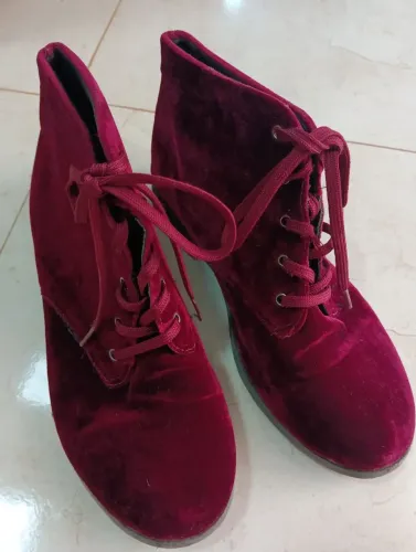 Bota 37, Camurça vinho cano e salto baixos.