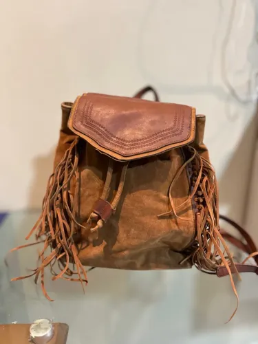 Mochila de Couro com Franjas - Estilo Boho