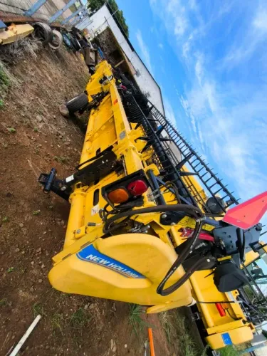 UMA PLATAFORMA DE CORTE, NEW HOLLAND, ANO DE FABRICAÇÃO 2024