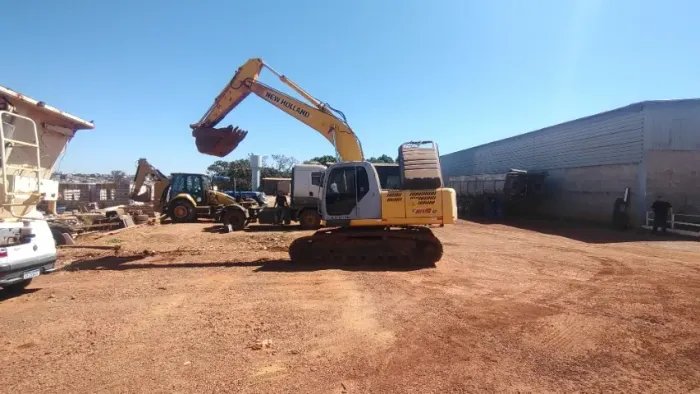 Escavadeira New rolland 2014