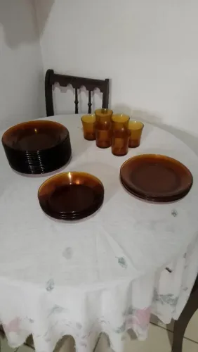 Conjunto de pratos e copos DURALEX MARRON. 29 PEÇAS USADO NOVO RELIQUIA!!