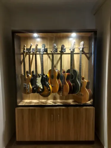 Expositor Premium de Instrumentos - Até 10 Guitarras ou Violões