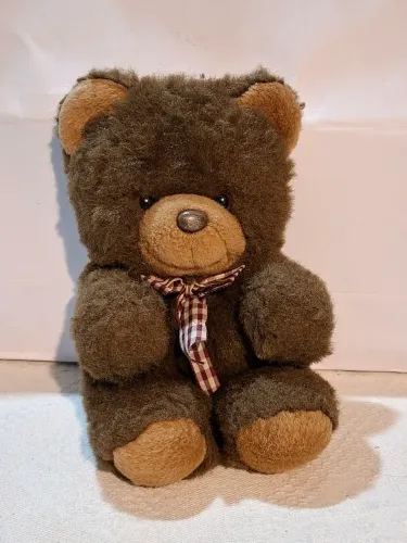 Ursinho marrom com lacinho lindo 25cm