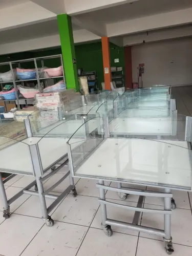 Banca expositora com vidro temperado 80x80cm