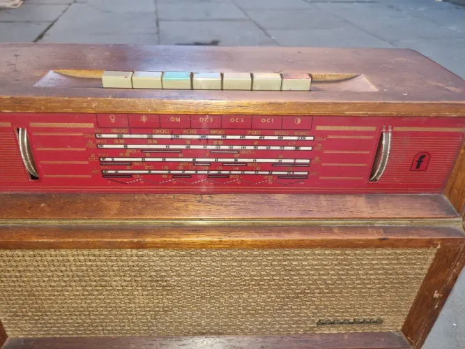 Rádio antigo de madeira