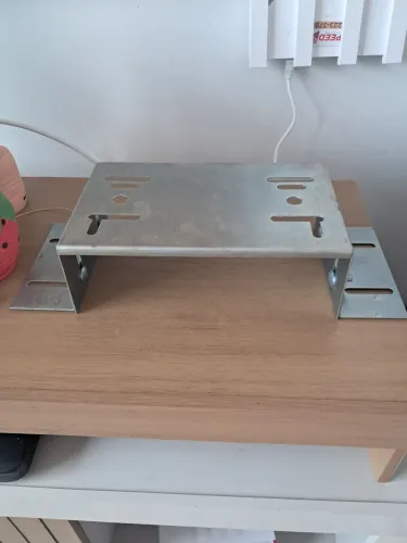 Suporte metálico para equipamentos