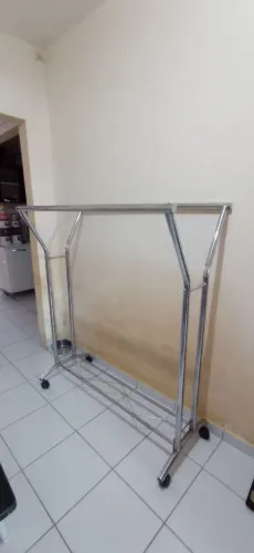 Arara de roupas com rodinhas