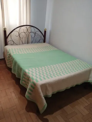 cama casal tubolar em ferro com colchão incluso.