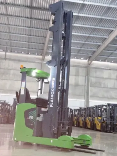 Empilhadeira elétrica - retrátil - 2.000kg - elevação 12mts