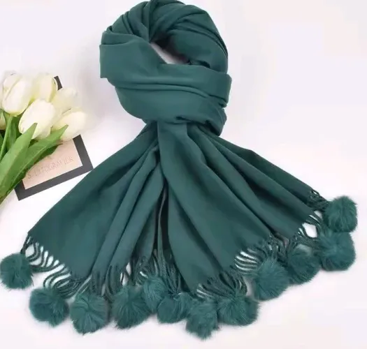 Linda e elegante echarpe verde com pompons
