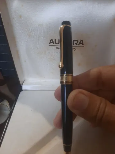 VENDO CANETA AURORA OPTIMA ESFEROGRAGICA COR PRETA COMBDETAKGES EM OURO. - Nunca foi usada
