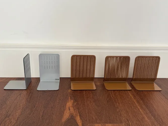 Par de suportes para livros de metal. O valor é para o par 