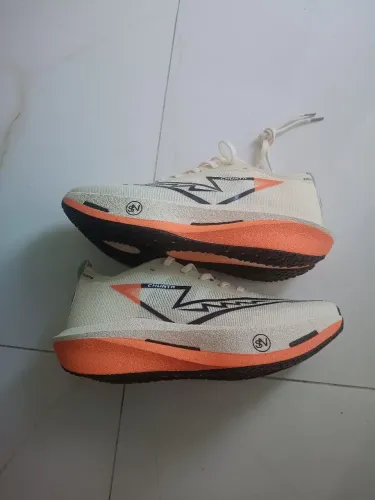 TÊNIS CHUNTA TAM 41, EXCELENTE PRA QUEM NAO QUER GASTAR MT COM TENIS BOM PRA CORRER!