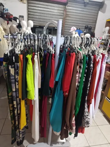 Arara de loja + painel de roupas e bijuterias a venda e , manequim , cabides .
