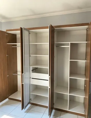 Vendo guarda-roupa 6 portas grande com espelho