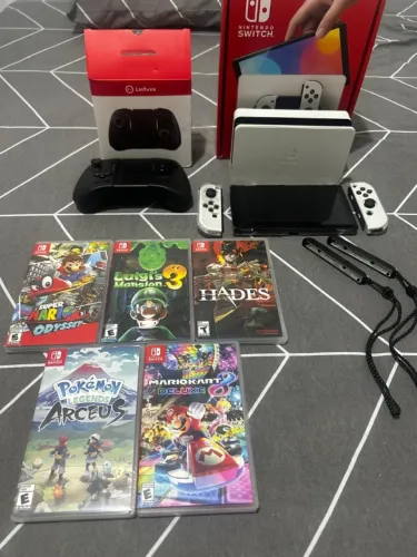 Nintendo Switch OLED completo, com 5 jogos físicos + controle extra.