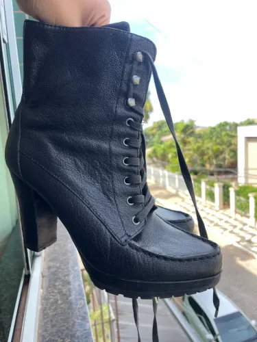 Bota couro importada salto alto amarração tam 37