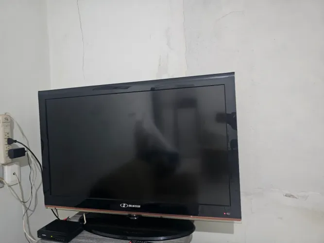 TV Buster LCD 42" + Conversor digital + Controles