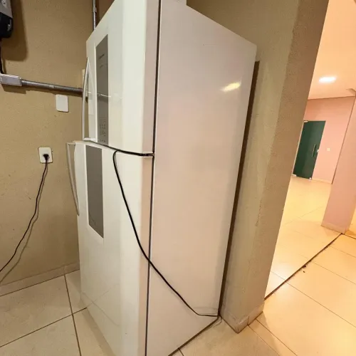 Preciso de ajuda para subir uma geladeira pesada por uma escada