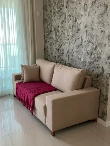 Sofá muito confortável e elegante.