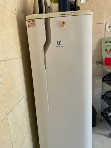 Vende-se geladeira com 2 anos de uso 