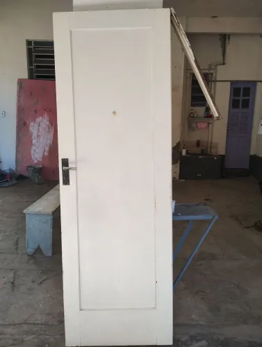 Porta de madeira usada mas em boas condições