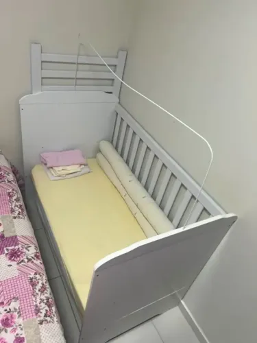 VENDE-SE BERÇO. BERÇO EM ÓTIMAS CONDIÇÕES QUE VIRA CAMINHA, ACOMPANHA BRINDES.