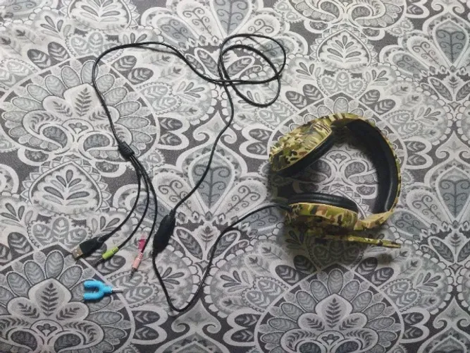Headset camuflado com defeito de audio abafado