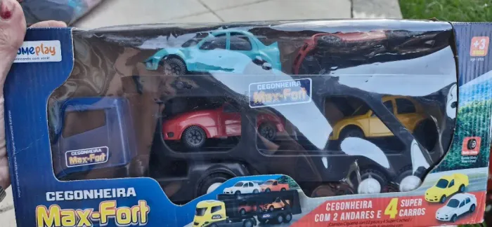 Caminhão Cegonheira Max-Fort da marca Homeplay ou Xplast e 4 carrinhos coloridos