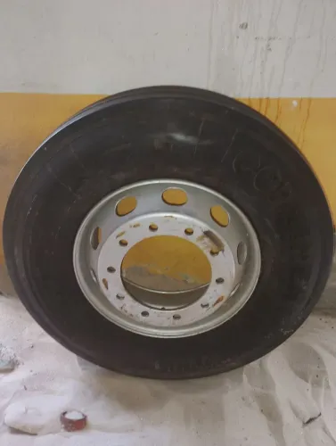 Pneu + aro 295+ 22.5