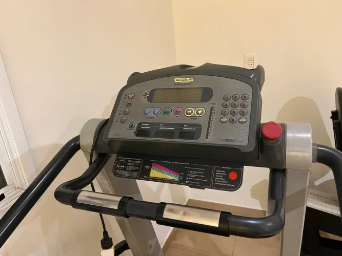 Esteira Profissional Technogym Run 600 LED - Top de Academia