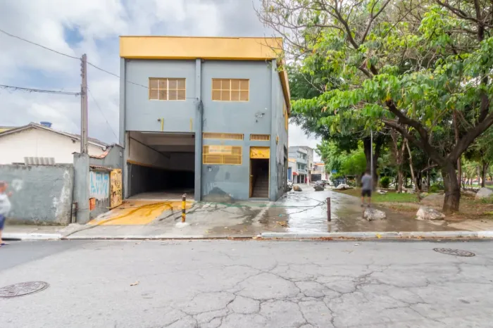 Prédio comercial na Rua Itupava, 95 300 m²