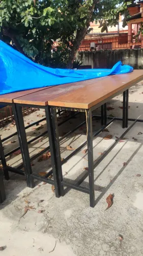 Mesa de madeira de lei com ferro