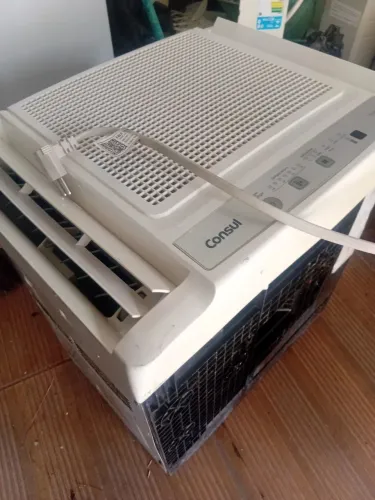 Ar condicionado de janela ACJ Consul com controle